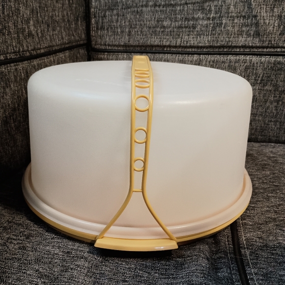 Vintage Tupperware Round Cake Carrier - Picture 4 of 15